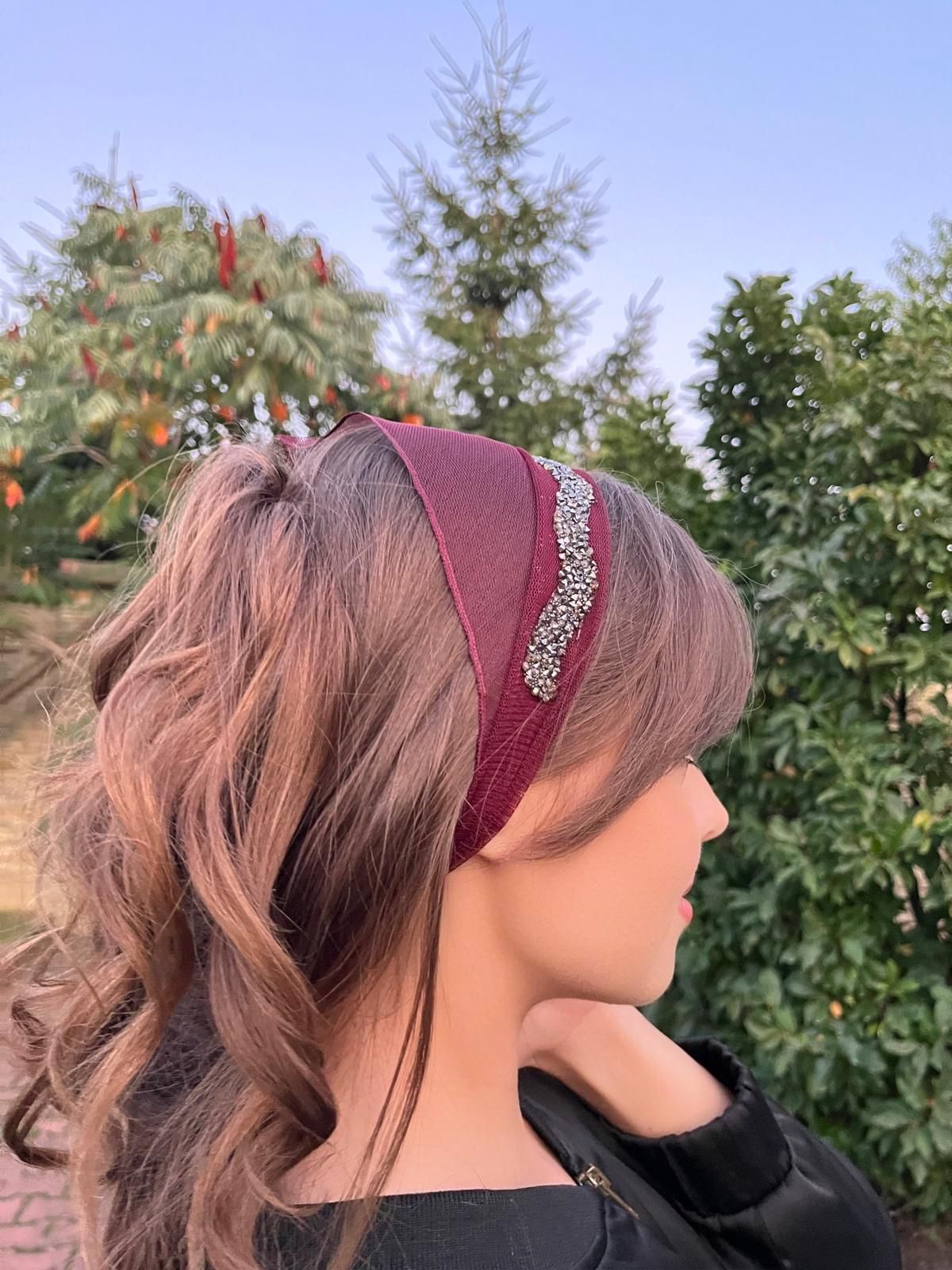 Batic din tul - Visiniu cu accesoriu din pietre gri inchis